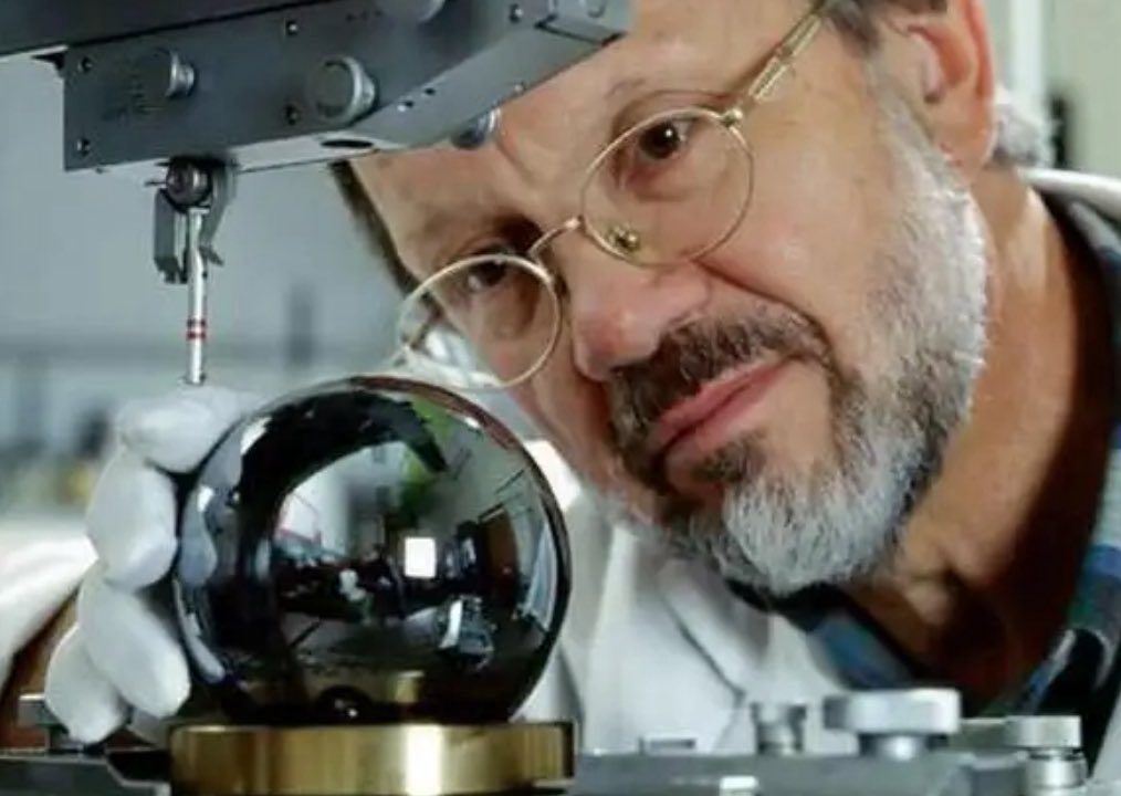 mindfulangel's tweet image. achim leistner and his perfect, silicon spheres created through the avogadro project during which he was pulled out of retirement to use his “atomic touch” to feel for irregularities
huge fan of orbs ⚪️
