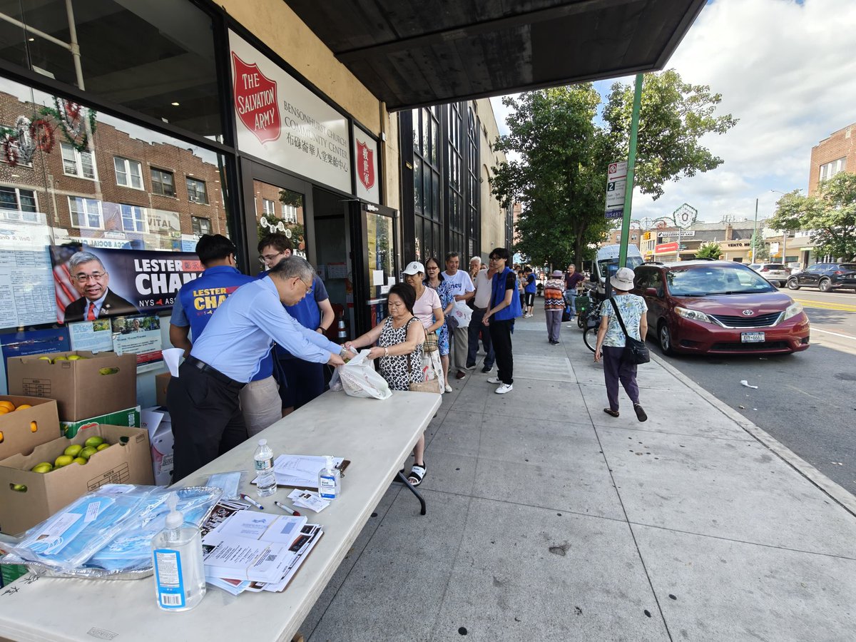AMLesterChangNY's tweet image. At the Salvation Army- Bensonhurst, we gave out fresh fruits to the elderly. Thank you UA3 provides the food and my several SYEP interns (Summer youth employment program) help out the distribution.
