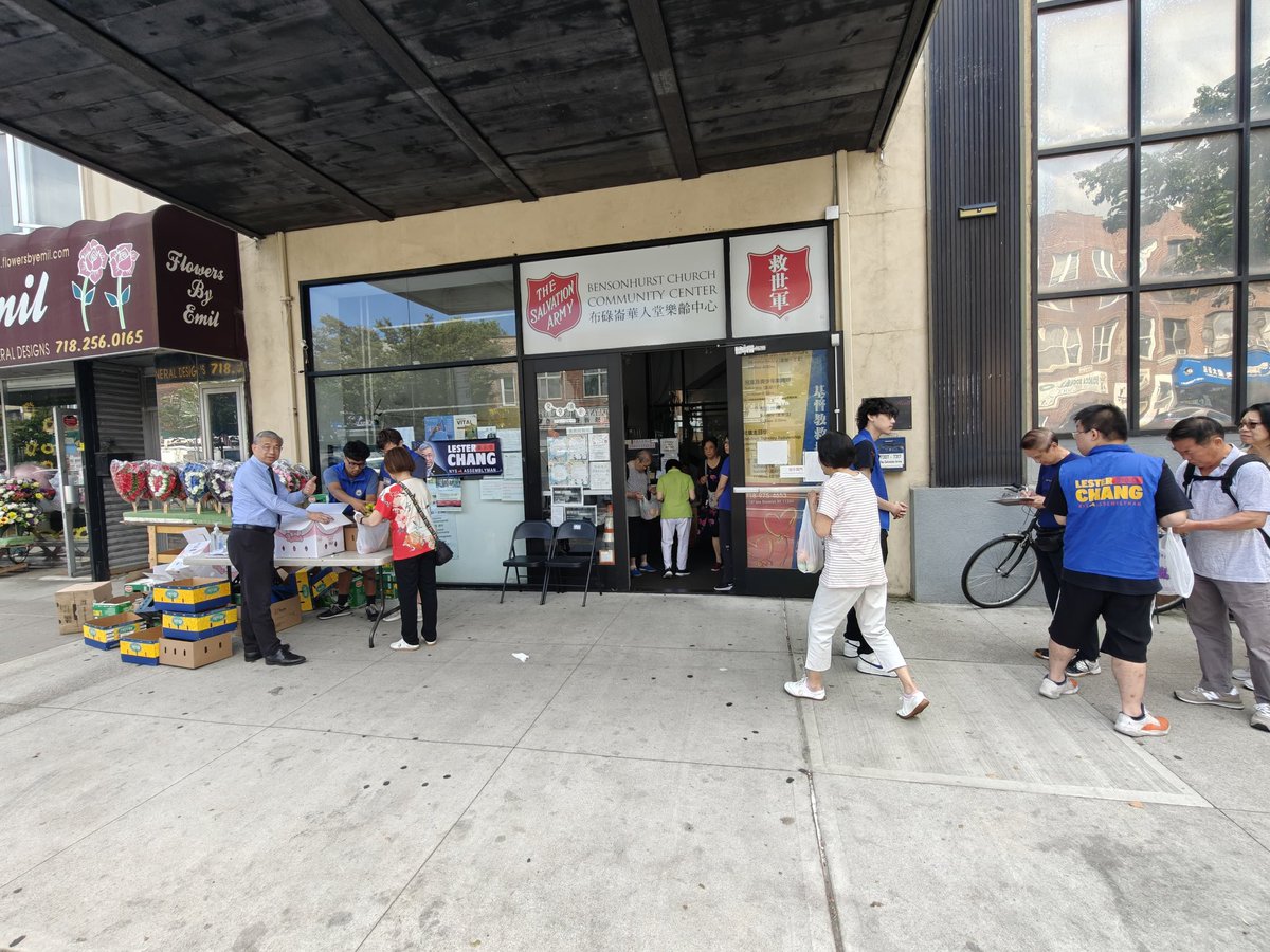 AMLesterChangNY's tweet image. At the Salvation Army- Bensonhurst, we gave out fresh fruits to the elderly. Thank you UA3 provides the food and my several SYEP interns (Summer youth employment program) help out the distribution.