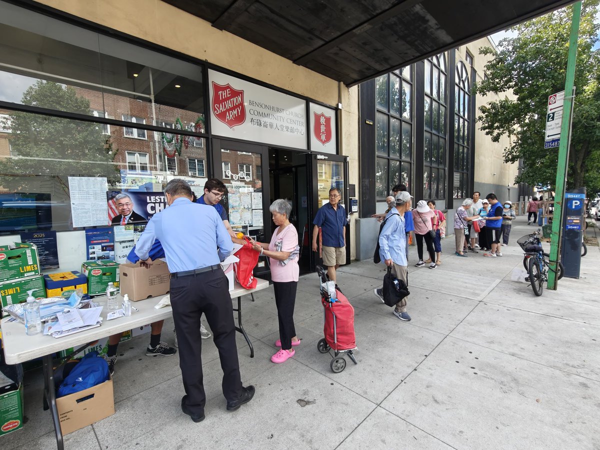 AMLesterChangNY's tweet image. At the Salvation Army- Bensonhurst, we gave out fresh fruits to the elderly. Thank you UA3 provides the food and my several SYEP interns (Summer youth employment program) help out the distribution.
