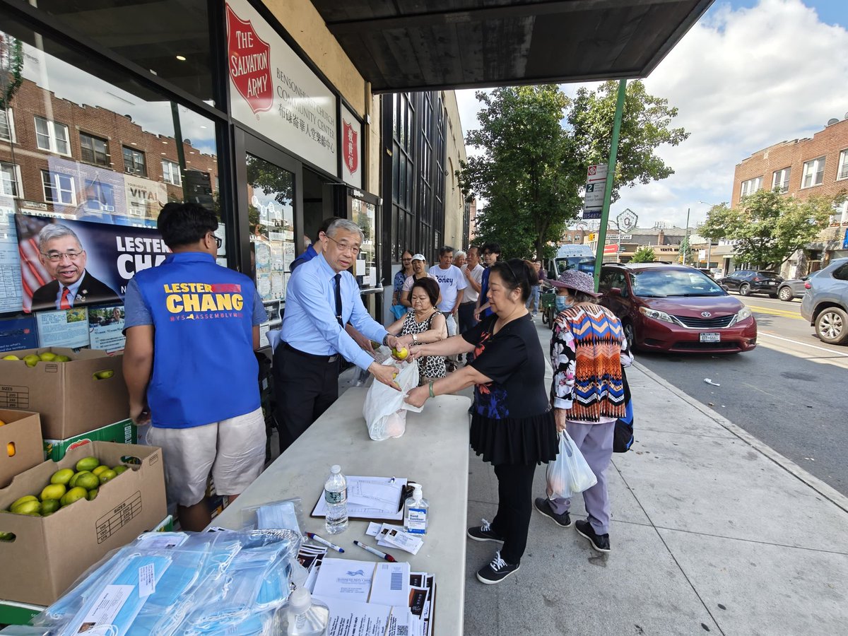 AMLesterChangNY's tweet image. At the Salvation Army- Bensonhurst, we gave out fresh fruits to the elderly. Thank you UA3 provides the food and my several SYEP interns (Summer youth employment program) help out the distribution.