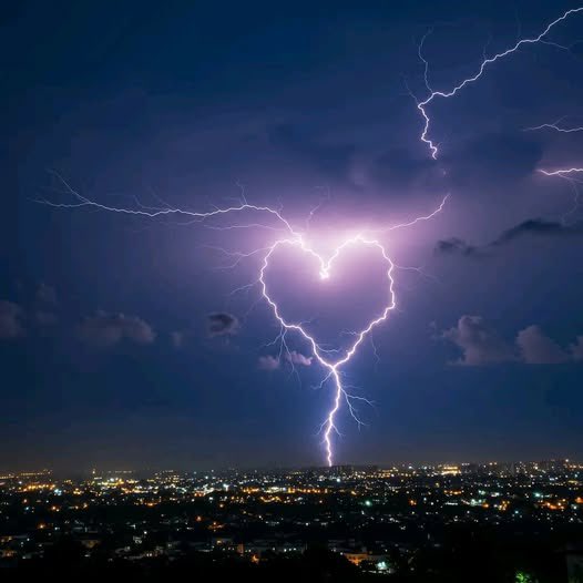 starseedastro's tweet image. Happy new moon in Leo, the house of love! God sends an amazing sign to the world 🤩