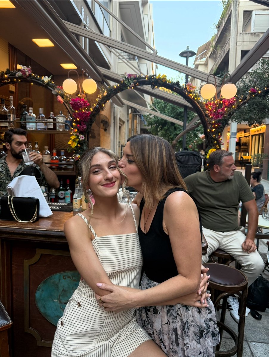 SofiaNikolaou_'s tweet image. Σήμερα είναι μία μέρα τεράστιας χαράς! Το πρώτο μου πνευματικό παιδάκι, το παιδάκι μου, η λατρεμένη μου Μαρία, με την επιμονή της και κυρίως με το υπέροχο τεράστιο μυαλό της πέρασε στην Ιατρική Θεσσαλονίκης. Περήφανοι όλοι μας, να έχει μια χαρούμενη νέα ζωή!