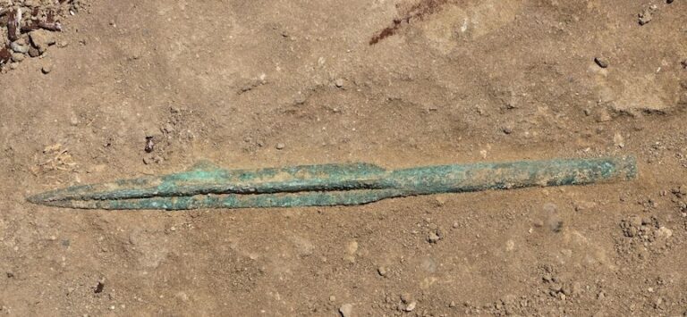 archaeologymag's tweet image. In Azerbaijan’s Keshikchidagh State Historical and Cultural Reserve, a team of researchers unearthed a remarkable 1,800-year-old kurgan, or burial mound, belonging to an elite Bronze Age warrior holding a rare four-pronged bronze spear.
archaeology.org/news/2025/07/2…