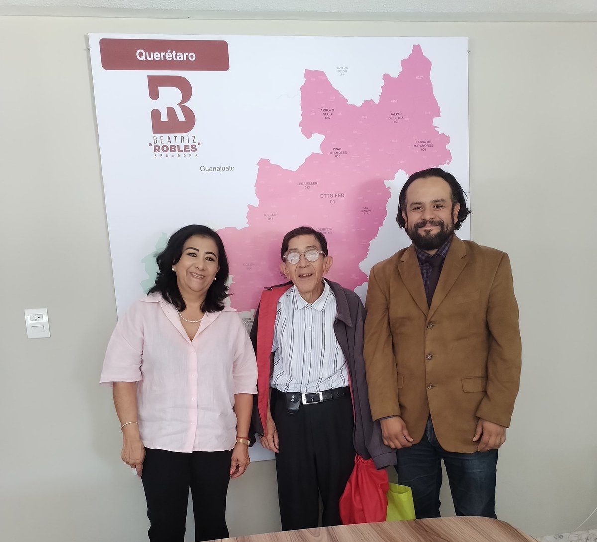 ¡Buscamos soluciones efectivas para tod@s! 
En reunión en la casa de enlace buscamos con los ciudadanos soluciones a problemáticas hídricas en los municipios de la #SierraGorda, desde inundaciones hasta concesiones para la creación de un acueducto.