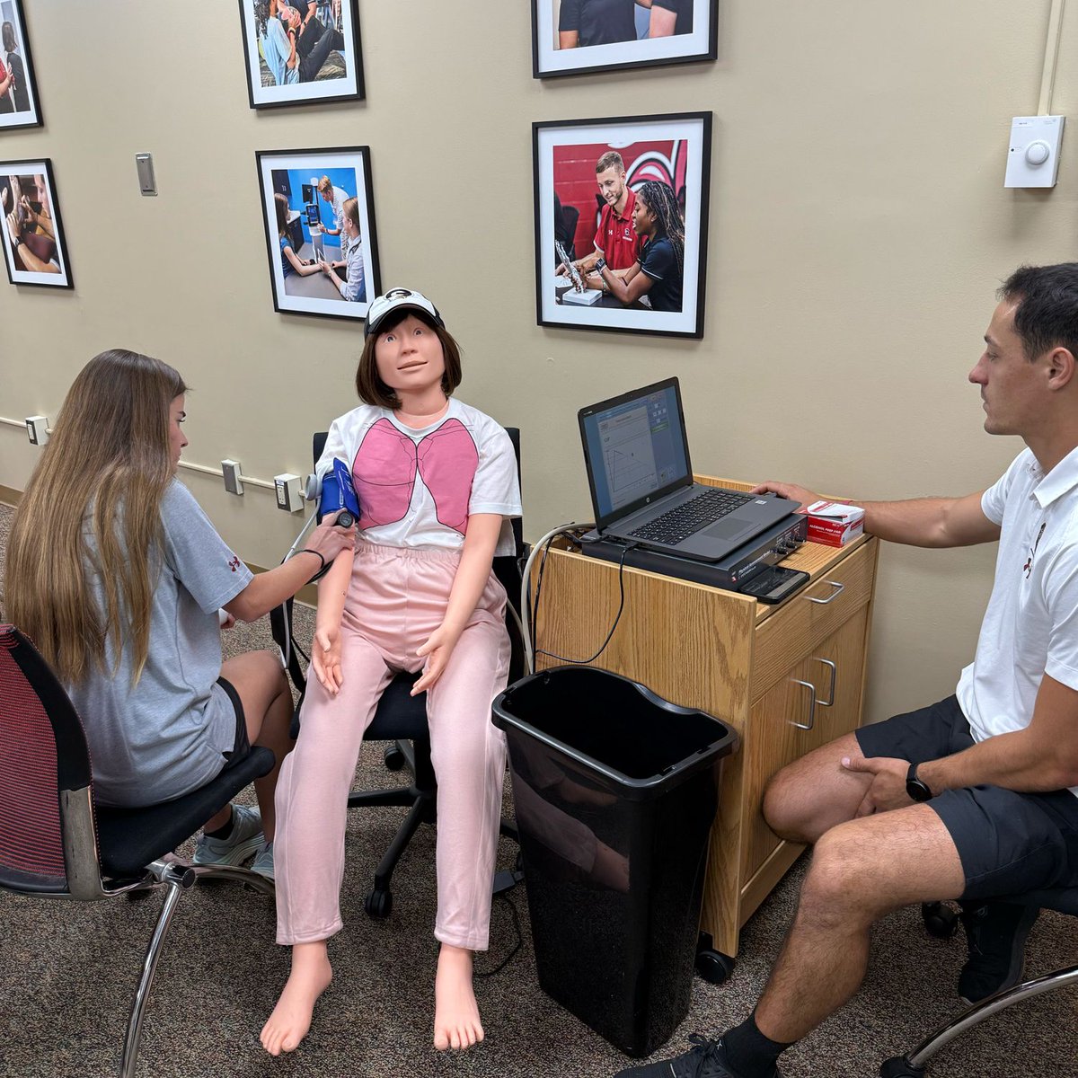 UofSC_AT's tweet image. A first year AT student has entered the villa… and they’re ready to take your vital signs & history from chief concern to social habits 📝 Will they ask the right questions or leave you speechless? #GamecockAT