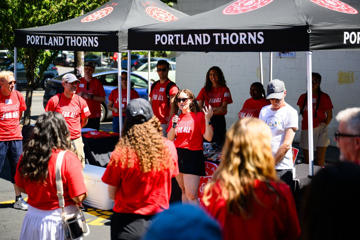 ThornsFC's tweet image. Helping our city shine. ✨This is just the start of Thorns for All 🌹
Thank you, Portland, for showing up to our Rose City Rising Clean up presented by @ring. We're proud to make a difference with the support of @adoptoneblock 👏