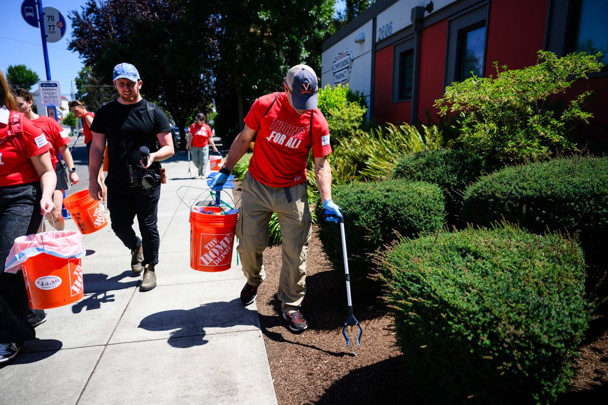 ThornsFC's tweet image. Helping our city shine. ✨This is just the start of Thorns for All 🌹
Thank you, Portland, for showing up to our Rose City Rising Clean up presented by @ring. We're proud to make a difference with the support of @adoptoneblock 👏