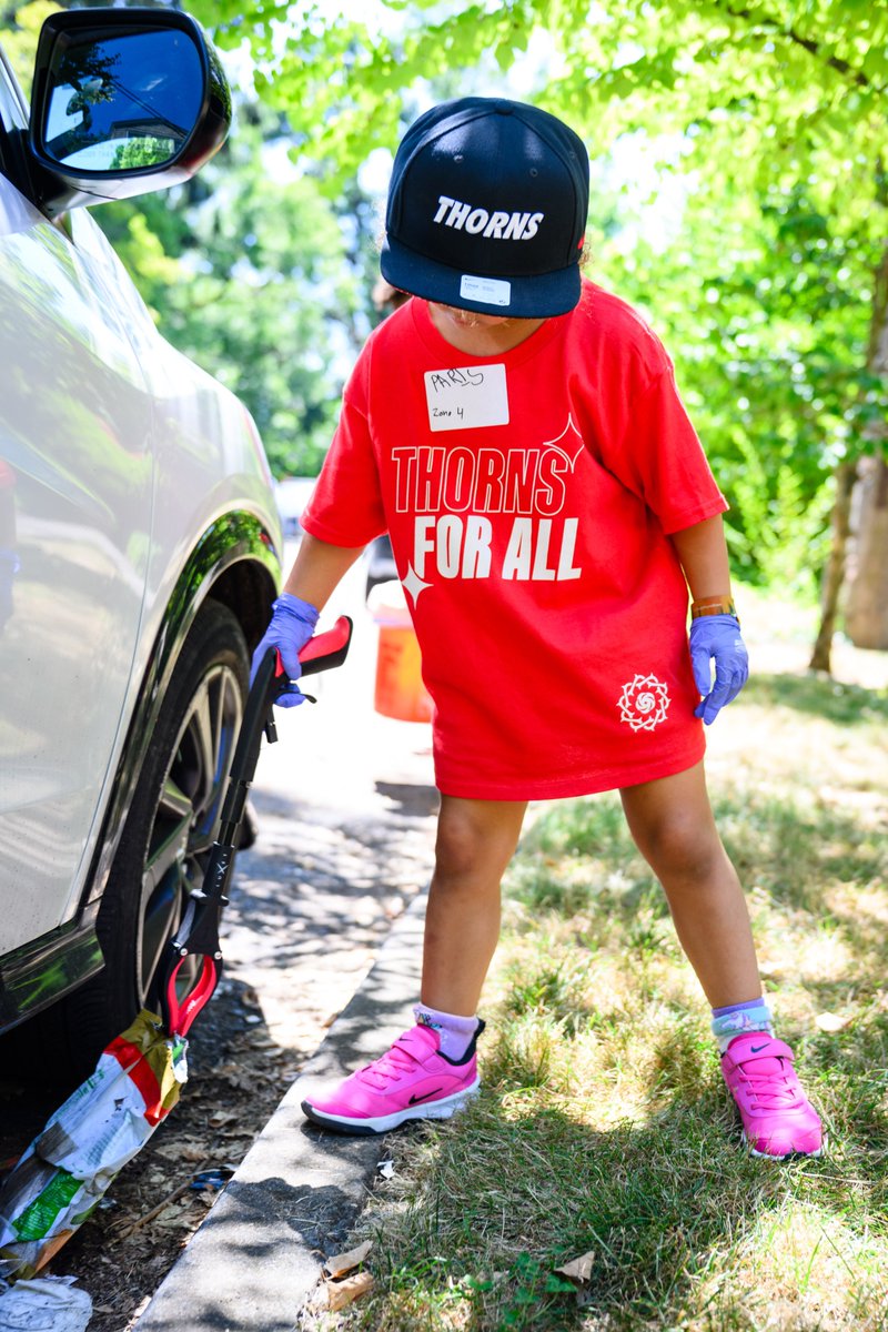 ThornsFC's tweet image. Helping our city shine. ✨This is just the start of Thorns for All 🌹
Thank you, Portland, for showing up to our Rose City Rising Clean up presented by @ring. We're proud to make a difference with the support of @adoptoneblock 👏