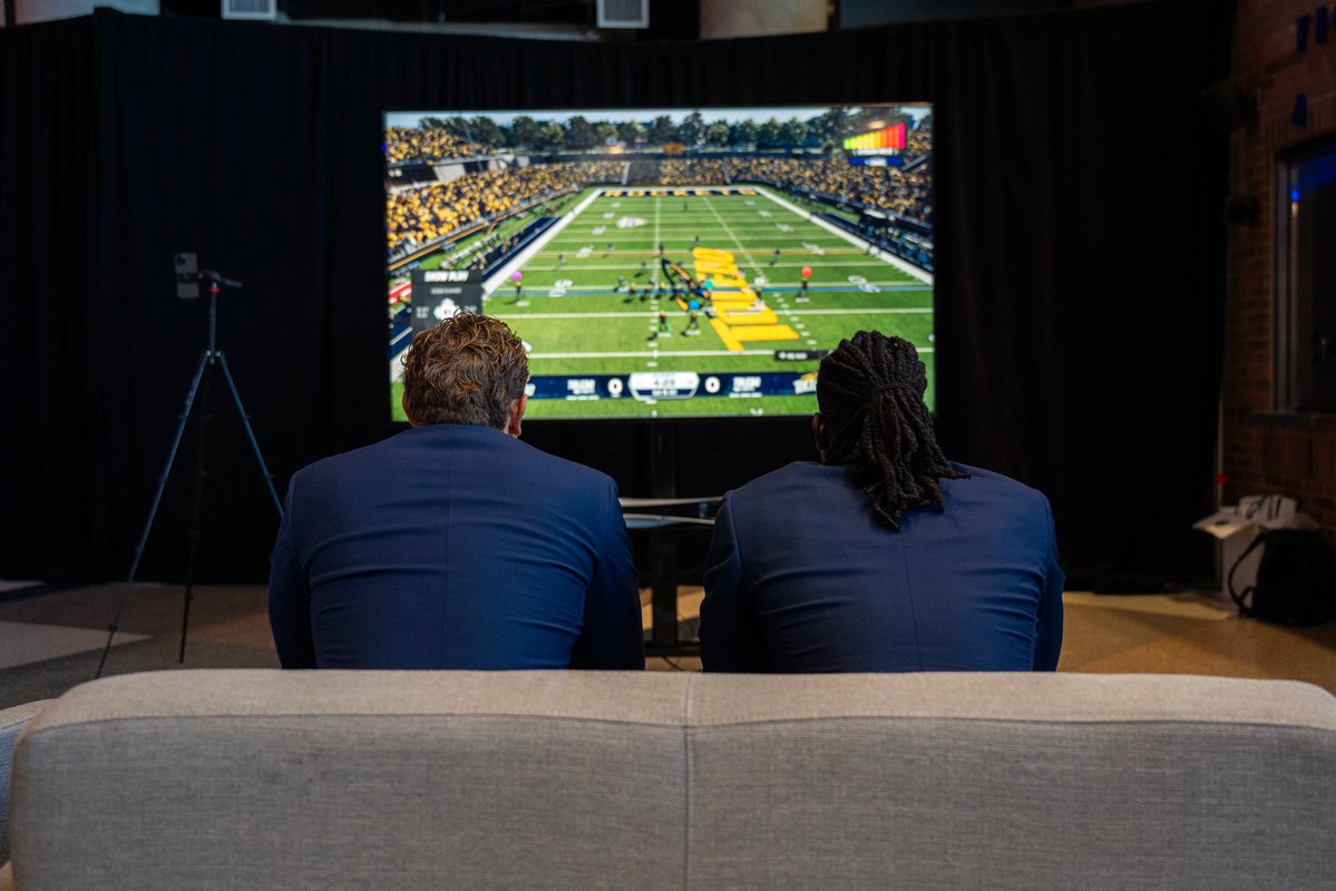 ToledoFB's tweet image. Having some fun at the MAC kickoff 🎮😆
#TeamToledo | @macsports