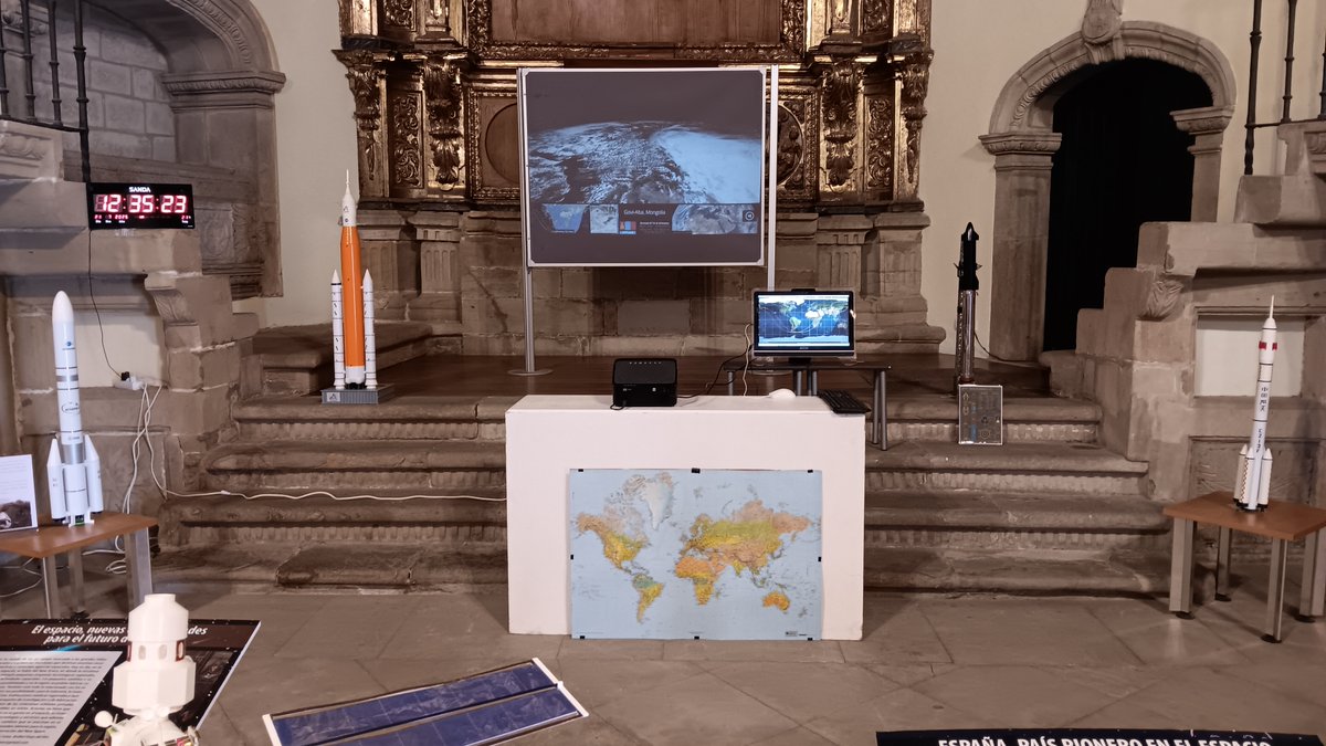 Otro año más participando en la exposición de la aeronáutica y del espacio en La Colegiata con motivo del Festival Aéreo de Gijón. Y con gran asistencia de público, desde vecinos del barrio hasta cruceristas internacionales.