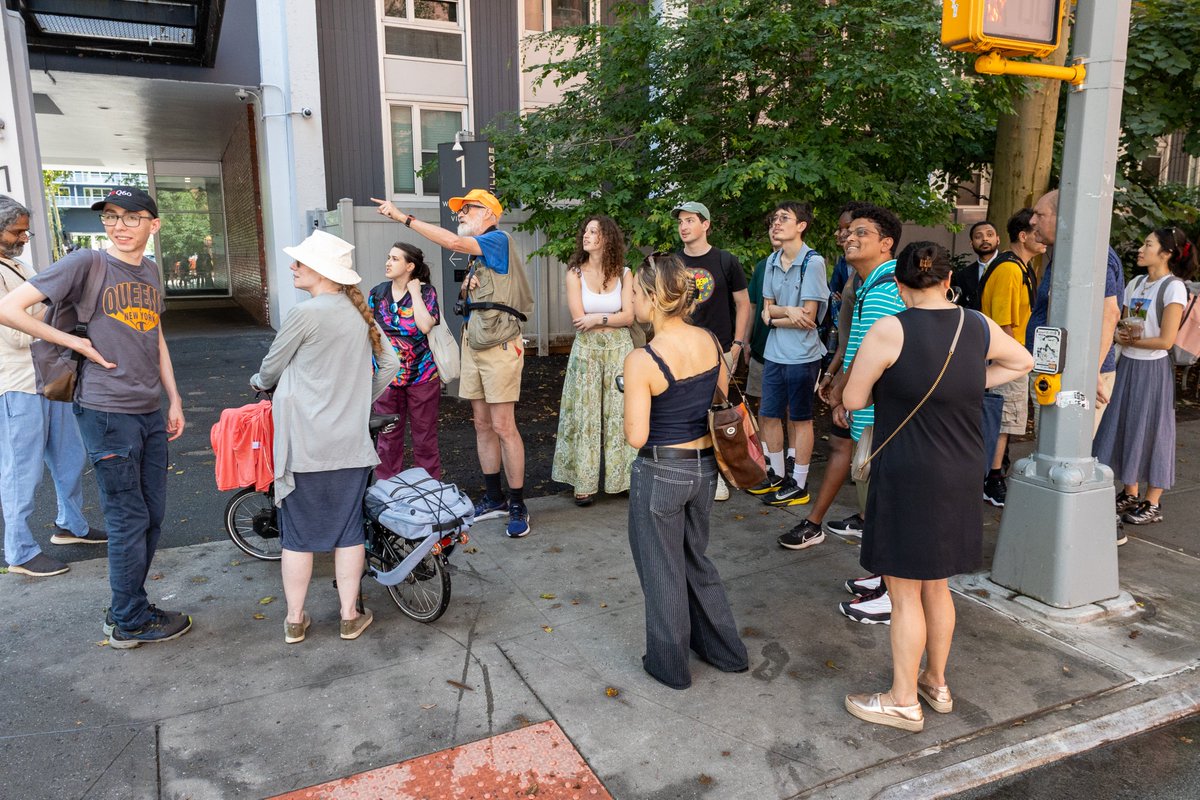 WikimediaNYC's tweet image. Thank you to @WSPConservancy for hosting our first Wiknic of the year! Despite a random burst of rain 🤣 we had a great time exploring the park and West Village neighborhood to take photos for Wikimedia Commons as part of our Wikipedia #NYC400 project ☔️ @craignewmark