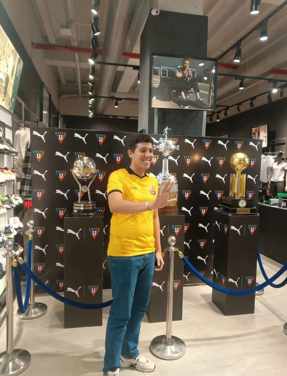 Juan Fernando Laso (@chipilaso93) on Twitter photo La Libertadores de <a href="/LDU_Oficial/">LDU Oficial</a> es sensación en Guayaquil. Nadie se la quiere perder.
(Si el que tomó la foto ve esto, etiquétese para citarlo jajaja) La Libertadores de <a href="/LDU_Oficial/">LDU Oficial</a> es sensación en Guayaquil. Nadie se la quiere perder.
(Si el que tomó la foto ve esto, etiquétese para citarlo jajaja)
