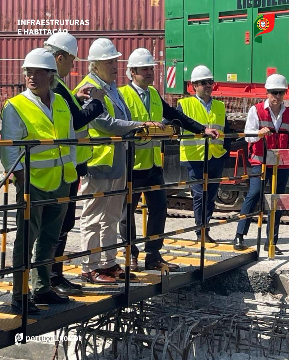 iestruturas_pt's tweet image. Ampliação do cais comercial do porto da Figueira da Foz.
Primeira de 126 estacas metálicas da nova estrutura em betão armado que irá permitir o aumento em 5 metros no sentido de água, dos cais existentes de carga geral e de granéis sólidos do Porto.
#MIH #PortoFigueiraDaFoz