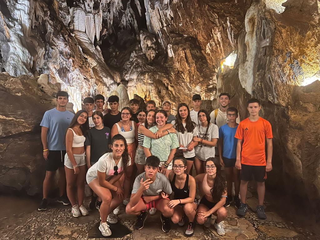 Esta tarde en #CampaCartaya2 visitamos la localidad de Aracena y nos adentramos en la Gruta de las Maravillas, con sus lagos, formaciones calcáreas y belleza natural 😍. Nuestr@s chic@s salen ojipláticos 👀 <a href="/deportesdipusal/">DeporteDipuSalamanca</a>
