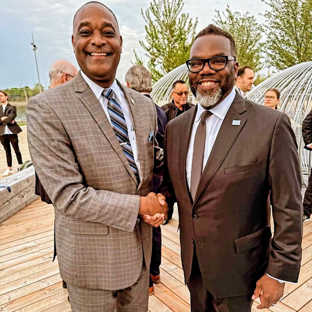 marcus4polytics's tweet image. The Fiber optic line (internet cable) that will run under Lake Michigan from Chicago to Benton Harbor and from there continue to Byron Center began with a handshake 🤝. @ChicagoMayor #DigitalTransformation