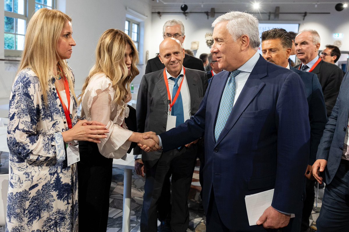 ItalyMFA's tweet image. Il Min. @Antonio_Tajani ha avuto oggi a #Roma, un confronto proficuo con🇦🇪 e il mondo imprenditoriale su innovazione, infrastrutture, capitale umano e formazione. 🇮🇹 è pronta a rafforzare la cooperazione con un partner chiave nel Golfo, promuovendo le nostre eccellenze nel 🌎.