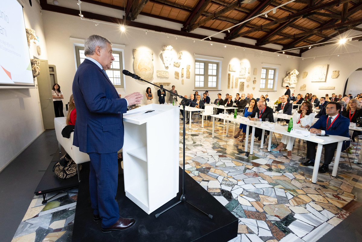 ItalyMFA's tweet image. Il Min. @Antonio_Tajani ha avuto oggi a #Roma, un confronto proficuo con🇦🇪 e il mondo imprenditoriale su innovazione, infrastrutture, capitale umano e formazione. 🇮🇹 è pronta a rafforzare la cooperazione con un partner chiave nel Golfo, promuovendo le nostre eccellenze nel 🌎.