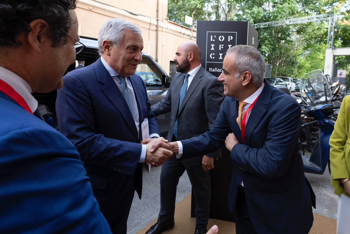 ItalyMFA's tweet image. Il Min. @Antonio_Tajani ha avuto oggi a #Roma, un confronto proficuo con🇦🇪 e il mondo imprenditoriale su innovazione, infrastrutture, capitale umano e formazione. 🇮🇹 è pronta a rafforzare la cooperazione con un partner chiave nel Golfo, promuovendo le nostre eccellenze nel 🌎.