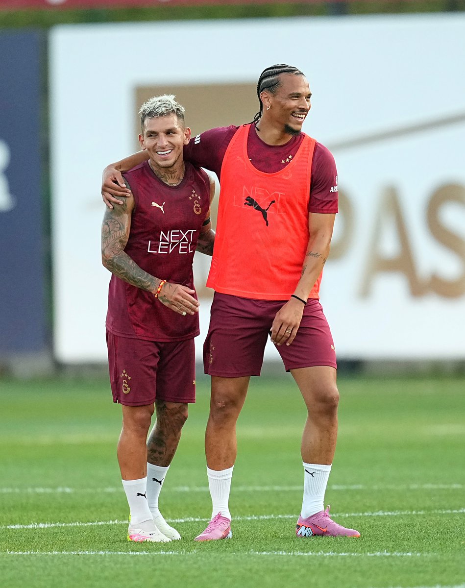 Yeni transferimiz Leroy Sané, takımımızla birlikte ilk antrenmanına çıktı. 💛❤️