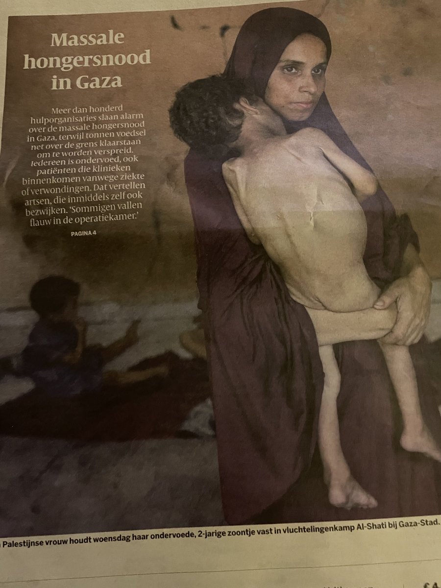 Het lijkt haast een schilderij uit de 18e eeuw, Maar is het Gaza, “terwijl tonnen voedsel net over de grens staan om te worden verspreid”.