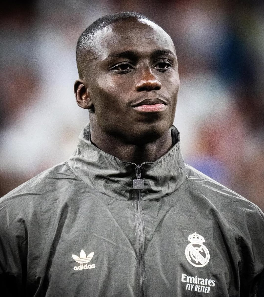 realfrance_fr's tweet image. 🚨 D'après @diarioas, le Real Madrid souhaiterait que cela soit Mendy qui quitte le club parmi ses latéraux gauche !
Problèmes: le français à un contrat jusqu'en 2028, ne veut pas partir, et actuellement personne ne s'est positionné pour le recruter....