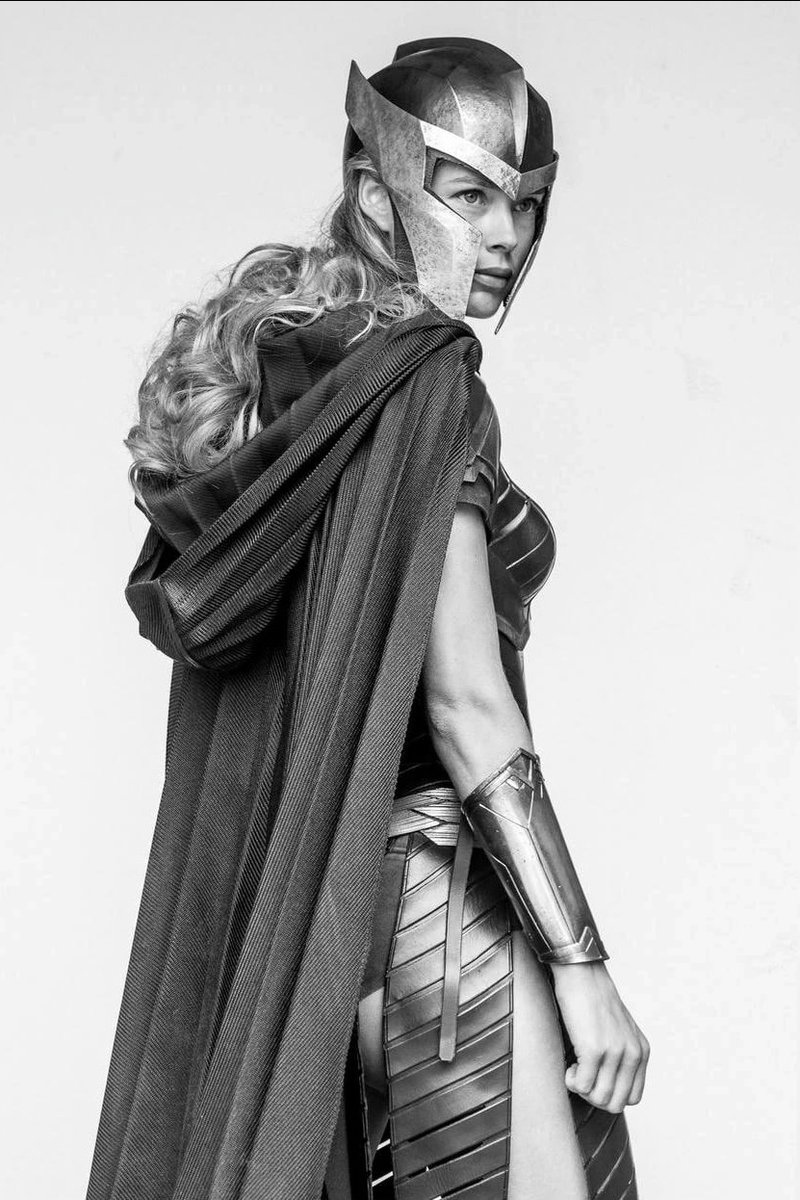ChrisHenares's tweet photo. Venelia did the ultimate sacrifice protecting the Mother Box from Steppenwolf. #RestoreTheSnyderVerse #HenryCavillSuperman #ZSJL #SnyderCut https://t.co/UKG5oxMlqs