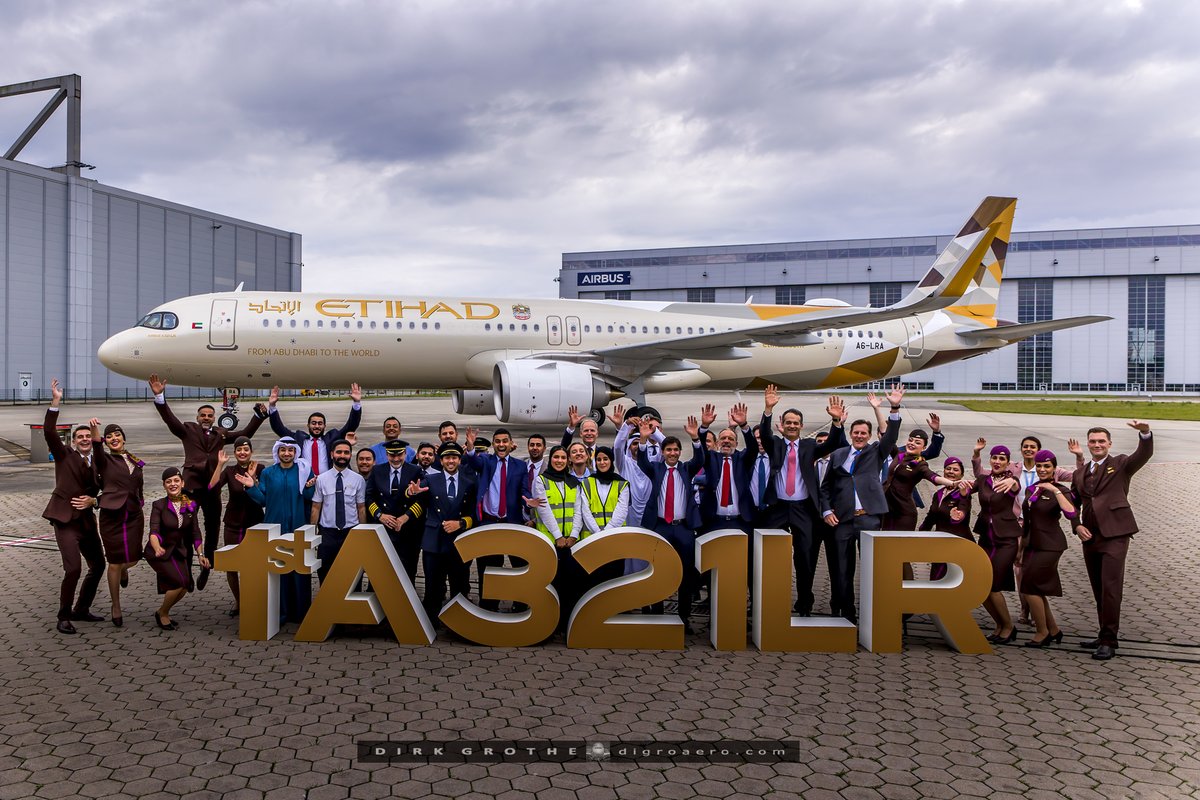 digro65's tweet image. Etihad redefines luxury in the new A321LR
The first @etihad Airways A321LR "Long Range" A6-LRA had its handover ceremony today at the @Airbus factory in Hamburg-Finkenwerder.
Etihad has 20 LR on order and will receive 10 aircraft already in 2025. Inaugural flight will be on…