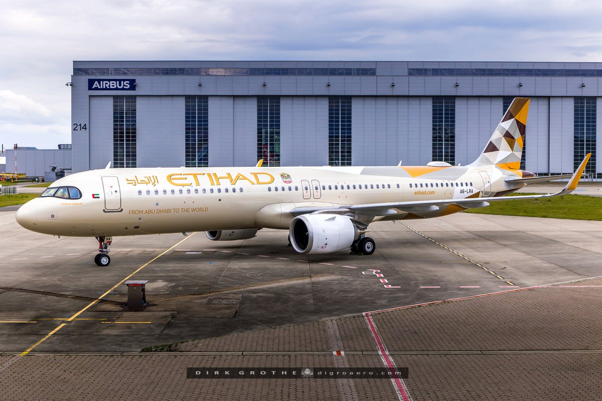 digro65's tweet image. Etihad redefines luxury in the new A321LR
The first @etihad Airways A321LR "Long Range" A6-LRA had its handover ceremony today at the @Airbus factory in Hamburg-Finkenwerder.
Etihad has 20 LR on order and will receive 10 aircraft already in 2025. Inaugural flight will be on…
