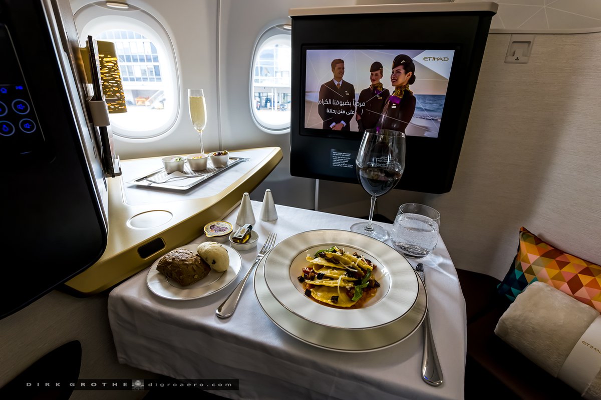 digro65's tweet image. Etihad redefines luxury in the new A321LR
The first @etihad Airways A321LR "Long Range" A6-LRA had its handover ceremony today at the @Airbus factory in Hamburg-Finkenwerder.
Etihad has 20 LR on order and will receive 10 aircraft already in 2025. Inaugural flight will be on…