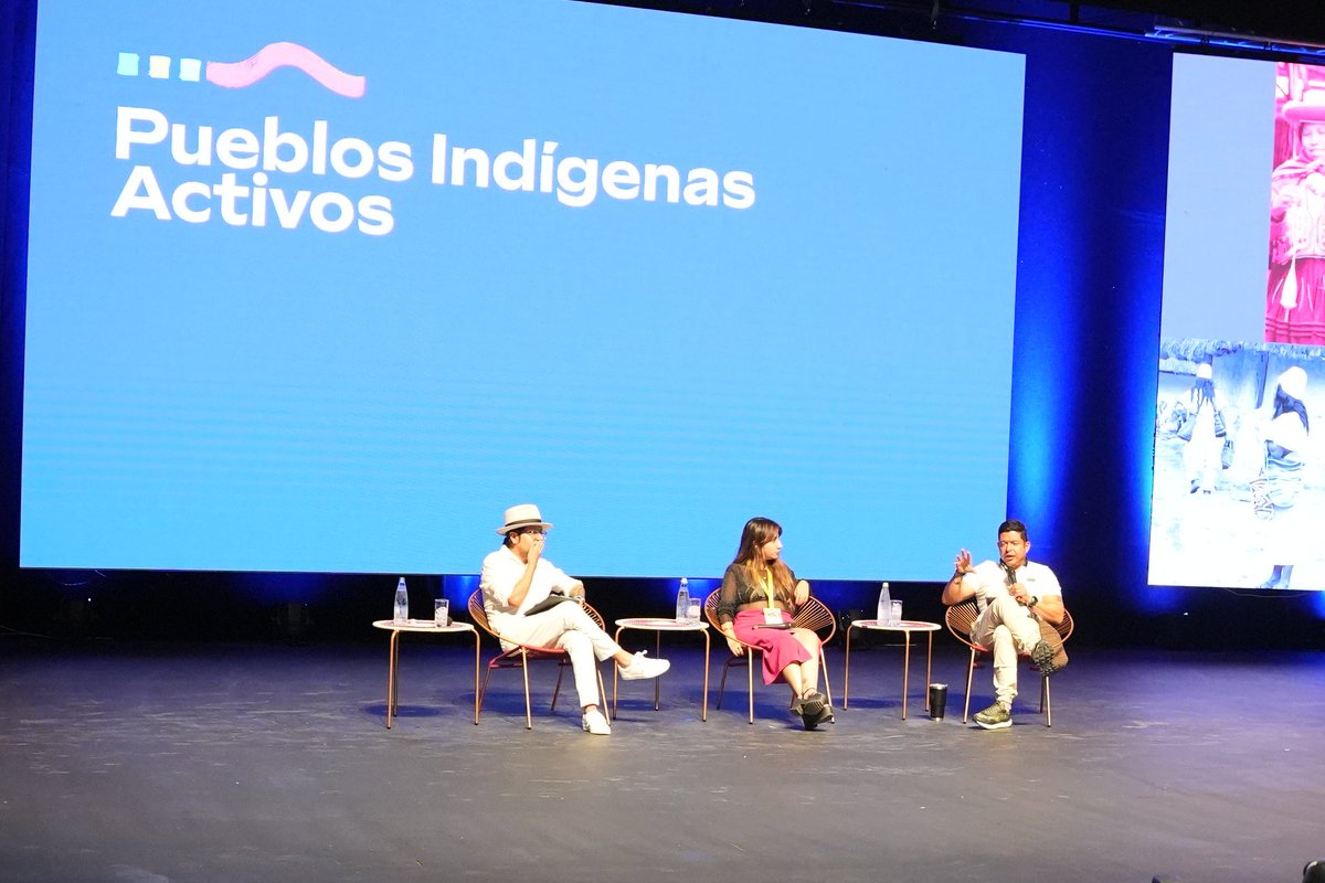El conversatorio "Pueblos indígenas activos" se centró en la necesidad de repensar el lugar de los pueblos originarios en las ciudades y en la historia, superando los relatos incompletos para construir nuevas memorias compartidas desde la diversidad.

Pablo Vera, rector de la