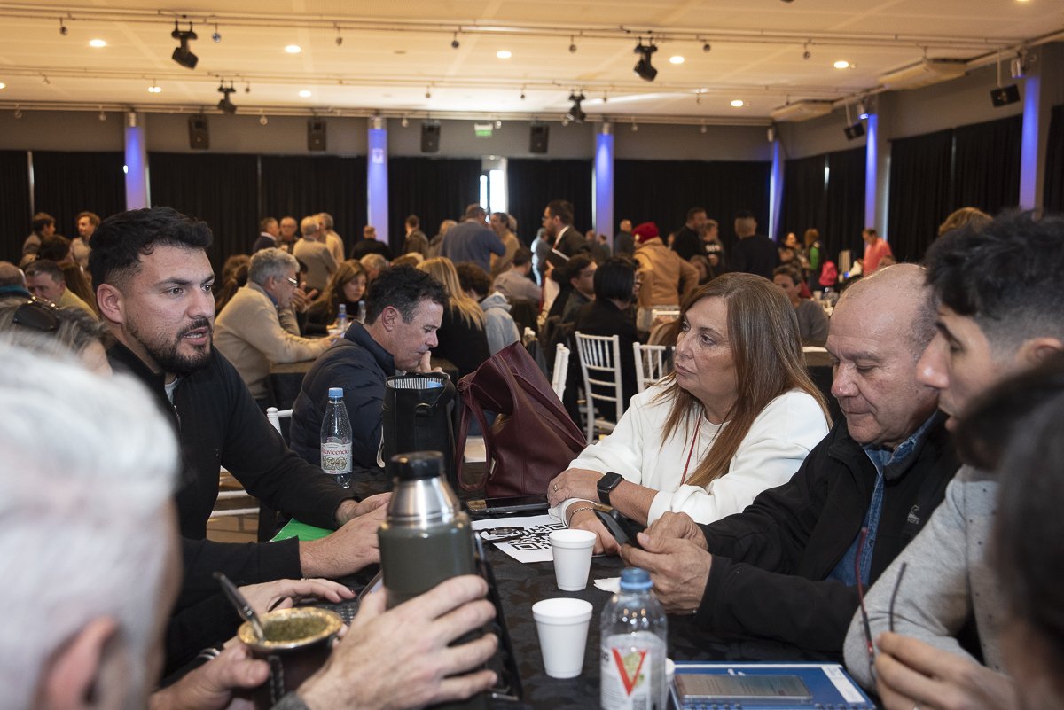 Celia Arena (@celiaarena) on Twitter photo Más de 300 dirigentes de toda la provincia nos encontramos en Santa Fe para debatir el presente y establecer una mirada que exceda cualquier coyuntura electoral. Gran participación de la juventud y el territorio para, como dijo <a href="/omarperotti/">Omar Perotti</a>, ponerle futuro al presente. Más de 300 dirigentes de toda la provincia nos encontramos en Santa Fe para debatir el presente y establecer una mirada que exceda cualquier coyuntura electoral. Gran participación de la juventud y el territorio para, como dijo <a href="/omarperotti/">Omar Perotti</a>, ponerle futuro al presente.