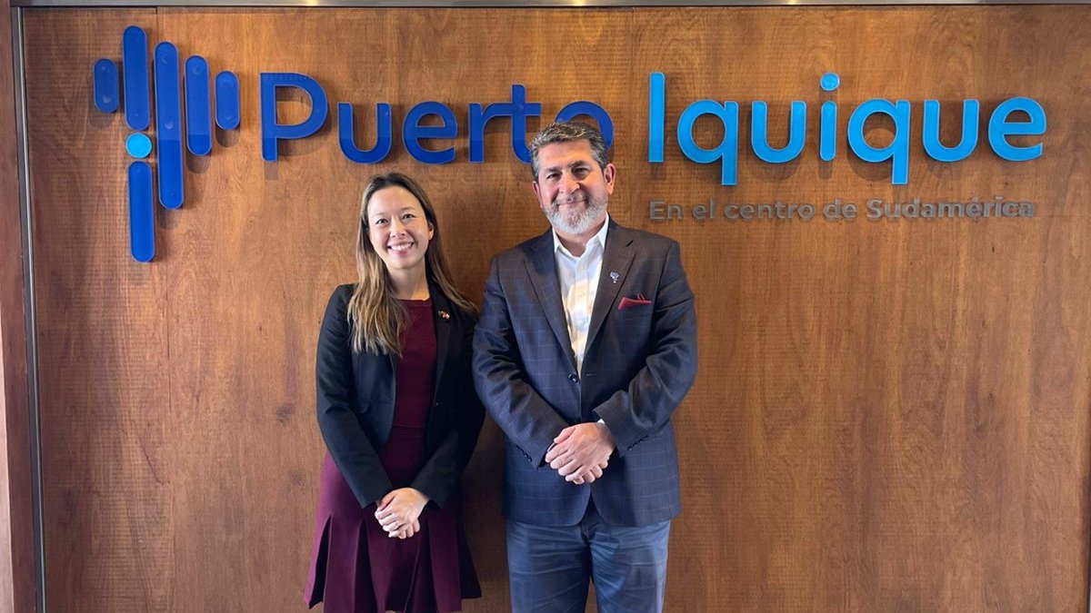 Embajada de Australia en Chile y Ecuador (@ausembcl) on Twitter photo Nuestra vice embajadora Chung-Linh Chau se encuentra en Iquique, para conocer más sobre la región de #Tarapacá. Se reunió con el alcalde <a href="/MauroSoriaM/">Mauricio Alejandro Soria Macchiavello</a>, quien le dio su visión del desarrollo de la ciudad. Y también conversó con el gerente de <a href="/PuertodeIquique/">Puerto de Iquique</a>, Rubén Castro.
🇦🇺🤝🇨🇱 Nuestra vice embajadora Chung-Linh Chau se encuentra en Iquique, para conocer más sobre la región de #Tarapacá. Se reunió con el alcalde <a href="/MauroSoriaM/">Mauricio Alejandro Soria Macchiavello</a>, quien le dio su visión del desarrollo de la ciudad. Y también conversó con el gerente de <a href="/PuertodeIquique/">Puerto de Iquique</a>, Rubén Castro.
🇦🇺🤝🇨🇱