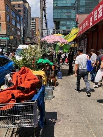 NYPD109Pct's tweet image. Yesterday, we conducted a follow up operation with the Sanitation Department to cleanup an illegal encampment and vending at 135-02 Roosevelt Ave.
See before & after photos.