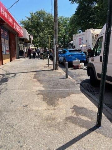 NYPD109Pct's tweet image. Yesterday, we conducted a follow up operation with the Sanitation Department to cleanup an illegal encampment and vending at 135-02 Roosevelt Ave.
See before & after photos.
