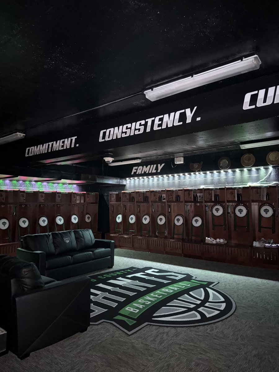 KSSCentral's tweet image. 🟢 New Look for Seward County Basketball
Seward County’s basketball locker room just got a full remodel following the hiring of head coach Austin Downing. The transformation brings new energy and a fresh look to the program.
The work was done by Jordan Zarate, owner of FJ Wraps…