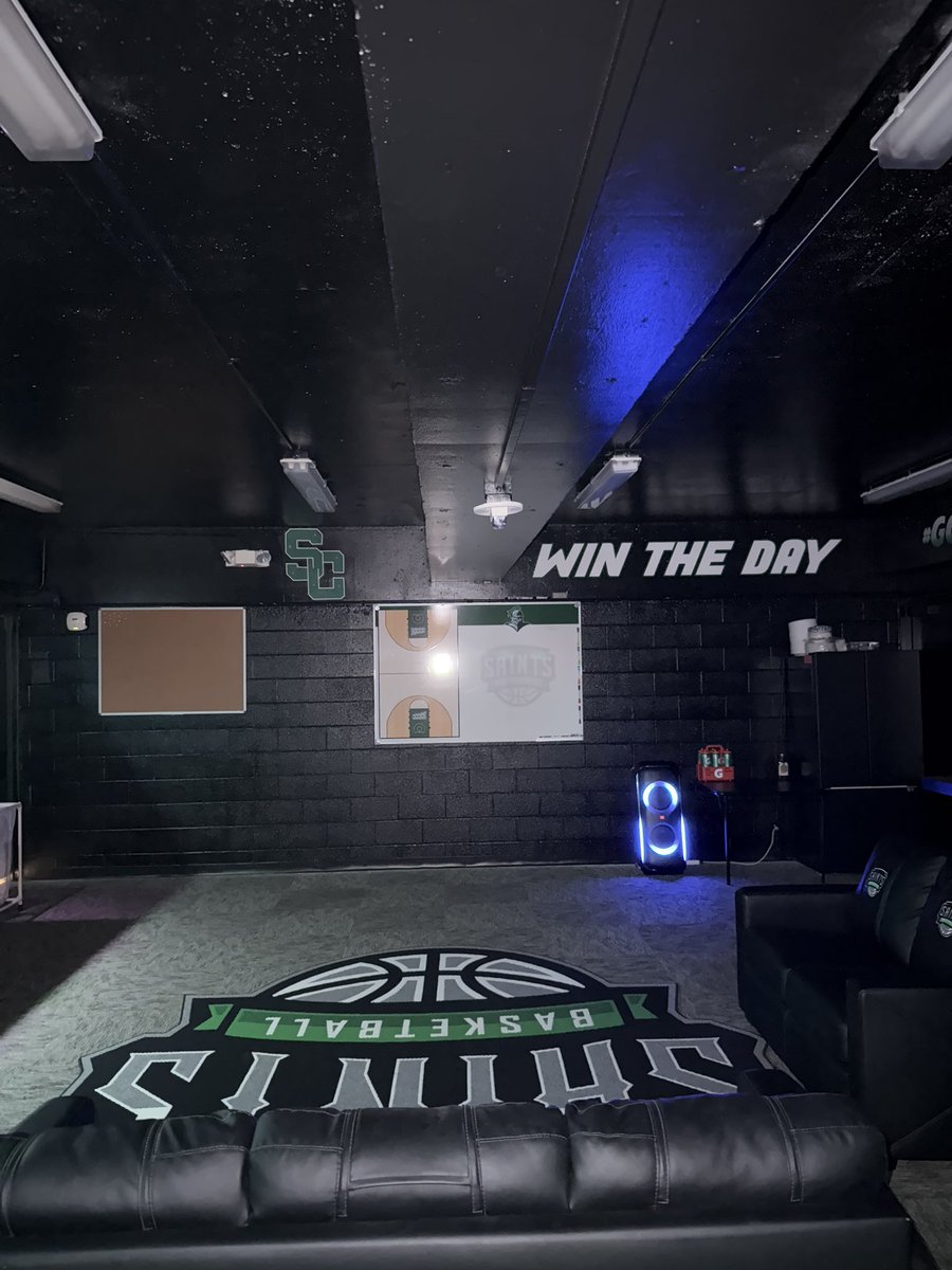 KSSCentral's tweet image. 🟢 New Look for Seward County Basketball
Seward County’s basketball locker room just got a full remodel following the hiring of head coach Austin Downing. The transformation brings new energy and a fresh look to the program.
The work was done by Jordan Zarate, owner of FJ Wraps…