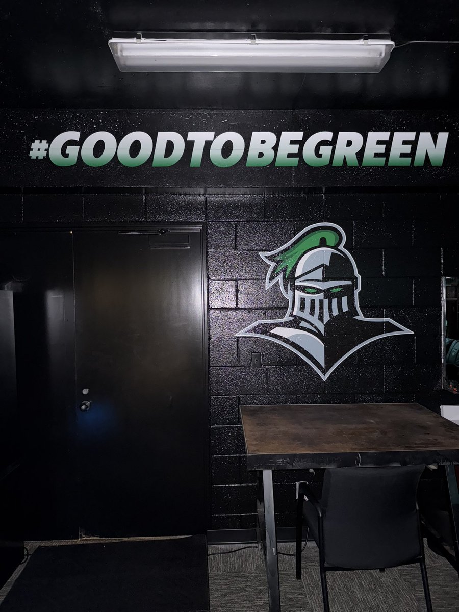 KSSCentral's tweet image. 🟢 New Look for Seward County Basketball
Seward County’s basketball locker room just got a full remodel following the hiring of head coach Austin Downing. The transformation brings new energy and a fresh look to the program.
The work was done by Jordan Zarate, owner of FJ Wraps…