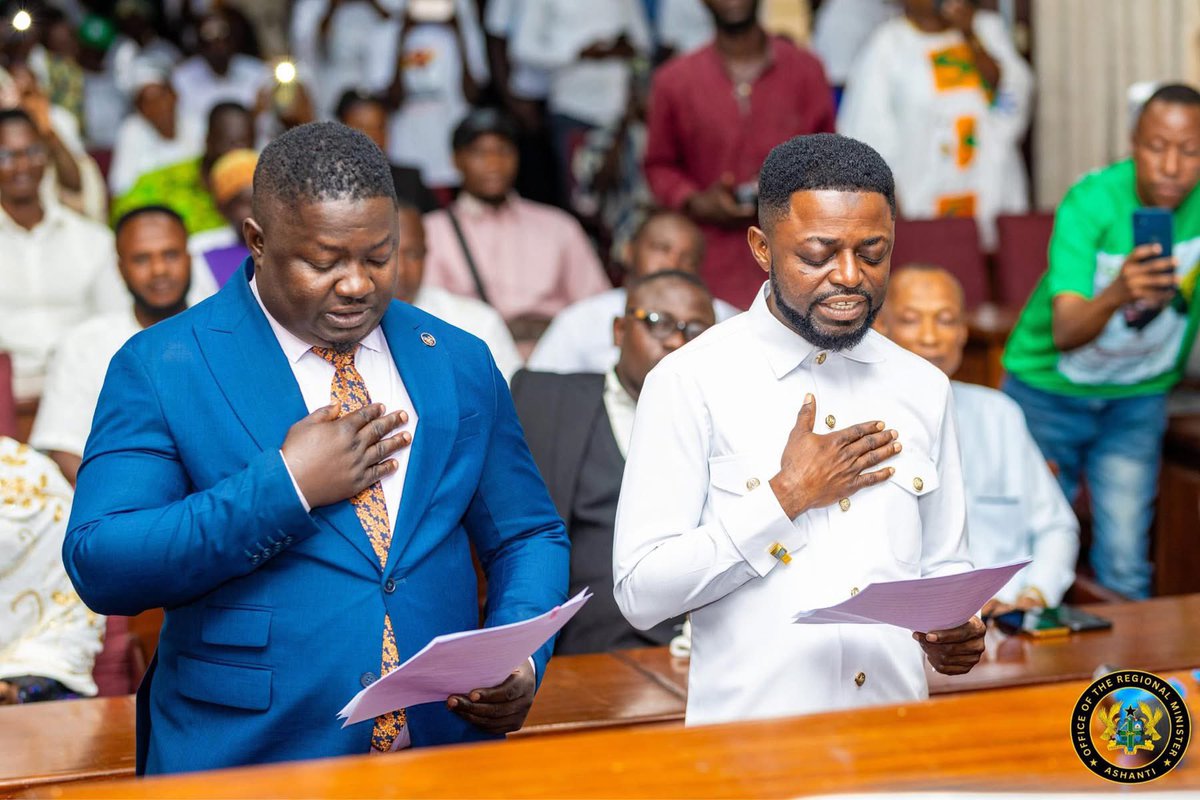 DrAmoakohene's tweet image. This evening, I had the honour of swearing in the final two Municipal and District Chief Executives for the Ashanti Region, Hon. Yakubu Issifu for Mampong and Hon. Ishaaq Ibrahim for Atwima Mponua.
I urged them to work with urgency and dedication, given their relatively late…