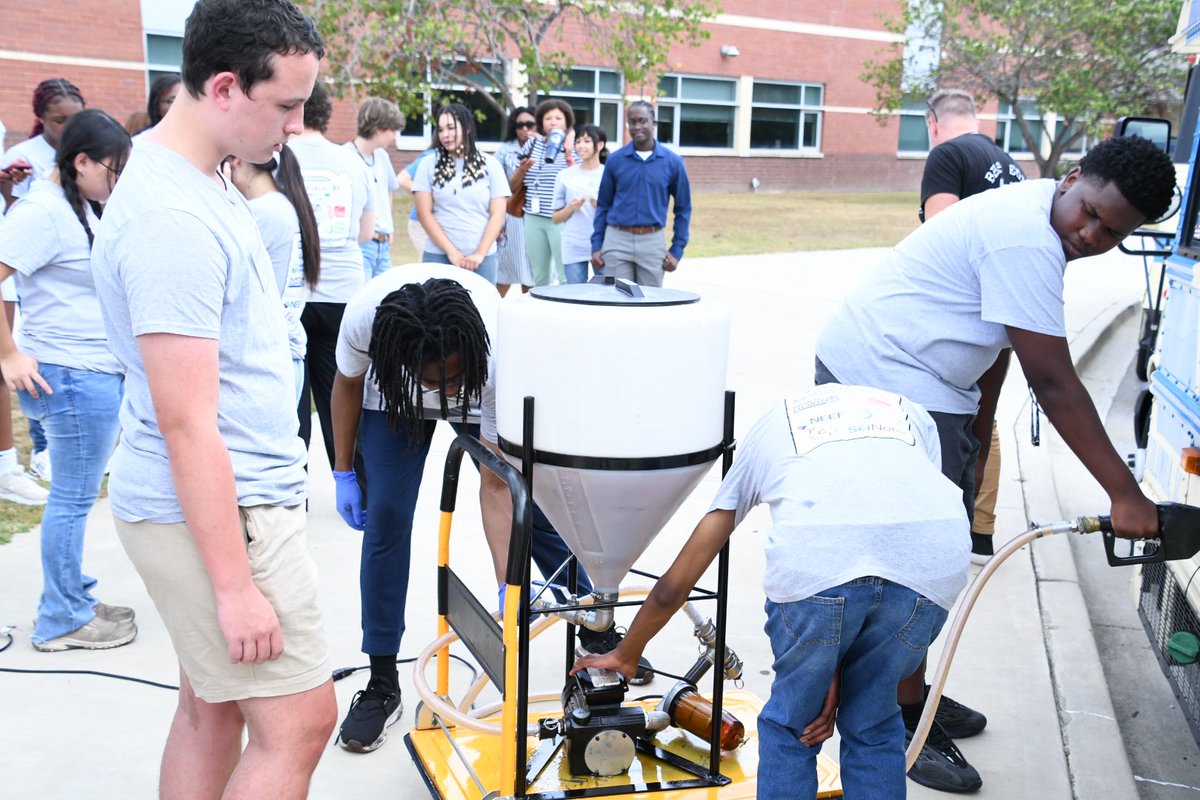 RichlandTwo's tweet image. Students from the @bengalbiodiesel Summer Internship fueled buses with biodiesel they created, continuing a powerful tradition of hands-on innovation.
ββ
Big thanks to @Scout_Motors, our state legislators, @RiteDose, and @R2EdFoundation for supporting our students!β¦