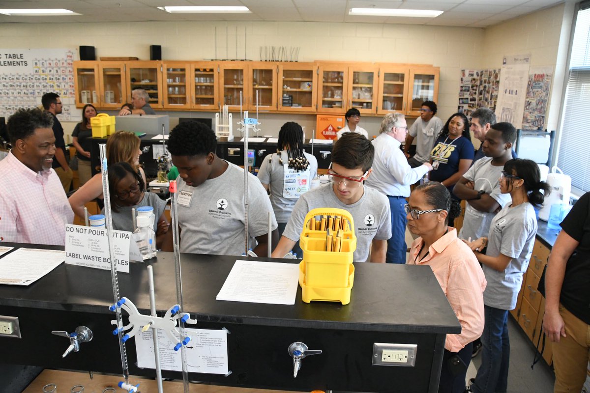 RichlandTwo's tweet image. Students from the @bengalbiodiesel Summer Internship fueled buses with biodiesel they created, continuing a powerful tradition of hands-on innovation.
ββ
Big thanks to @Scout_Motors, our state legislators, @RiteDose, and @R2EdFoundation for supporting our students!β¦