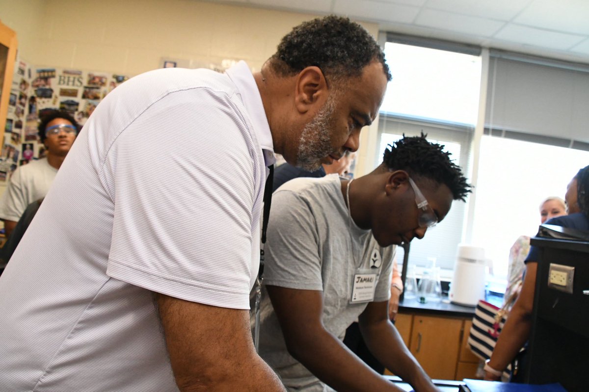 RichlandTwo's tweet image. Students from the @bengalbiodiesel Summer Internship fueled buses with biodiesel they created, continuing a powerful tradition of hands-on innovation.
ββ
Big thanks to @Scout_Motors, our state legislators, @RiteDose, and @R2EdFoundation for supporting our students!β¦