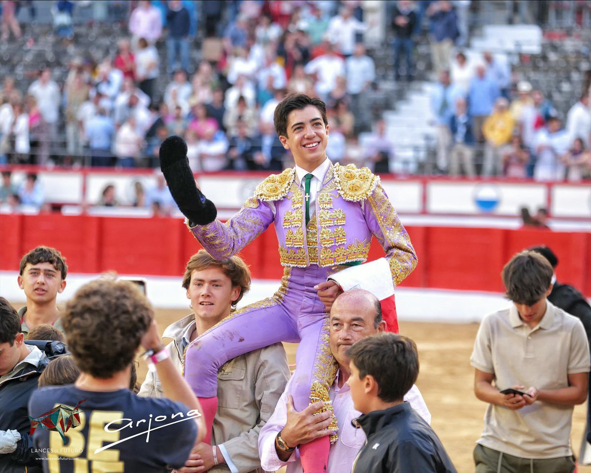 🔵Santander🔵
Marco Perez sale por la puerta grande tras cortar 2 orejas.

#feriadelnorte #santander #toros