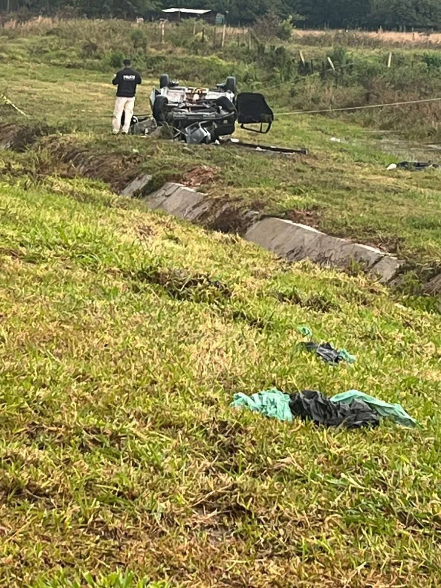 Ahora_Py's tweet image. Tragedia bajo la lluvia en Ruta PY02
Dos fallecidos tras chocar contra columna en Coronel Oviedo
🔸 Un automóvil impactó violentamente contra una columna de la ANDE en plena lluvia, cayendo sobre un camión cisterna.
🔸 Murieron Carlos Fabián Martínez y Carlos Javier Morínigo.…