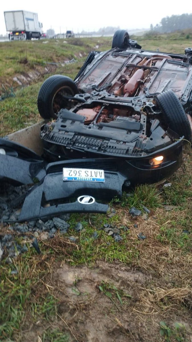 Ahora_Py's tweet image. Tragedia bajo la lluvia en Ruta PY02
Dos fallecidos tras chocar contra columna en Coronel Oviedo
🔸 Un automóvil impactó violentamente contra una columna de la ANDE en plena lluvia, cayendo sobre un camión cisterna.
🔸 Murieron Carlos Fabián Martínez y Carlos Javier Morínigo.…