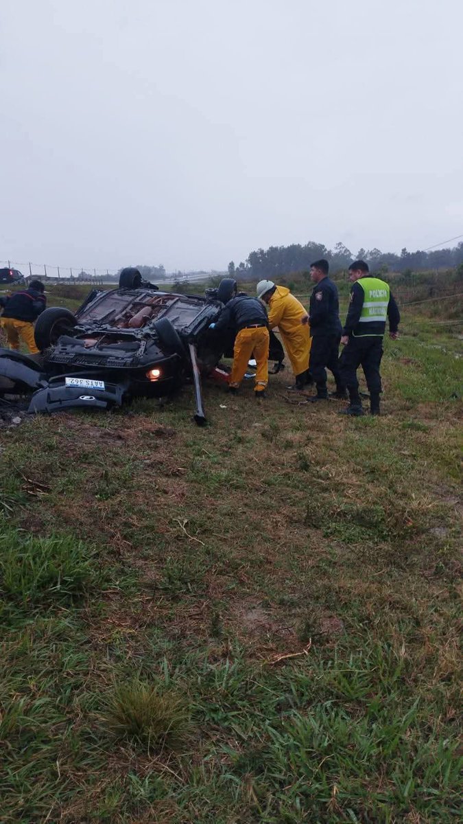Ahora_Py's tweet image. Tragedia bajo la lluvia en Ruta PY02
Dos fallecidos tras chocar contra columna en Coronel Oviedo
🔸 Un automóvil impactó violentamente contra una columna de la ANDE en plena lluvia, cayendo sobre un camión cisterna.
🔸 Murieron Carlos Fabián Martínez y Carlos Javier Morínigo.…