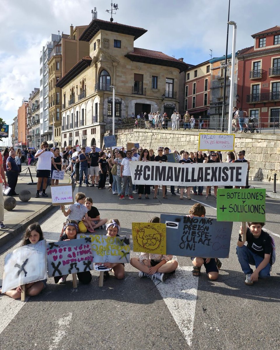 iuxixon's tweet image. 📷 Esta tarde acompañamos a los vecinos y las vecinas de #Cimavilla en su movilización contra la turistificación del barrio.
🔴 Más servicios públicos y menos Paseo Gastro.
✊️ Cimavilla existe y resiste.