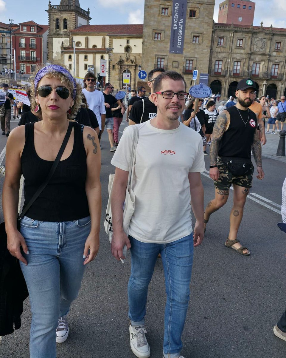 iuxixon's tweet image. 📷 Esta tarde acompañamos a los vecinos y las vecinas de #Cimavilla en su movilización contra la turistificación del barrio.
🔴 Más servicios públicos y menos Paseo Gastro.
✊️ Cimavilla existe y resiste.