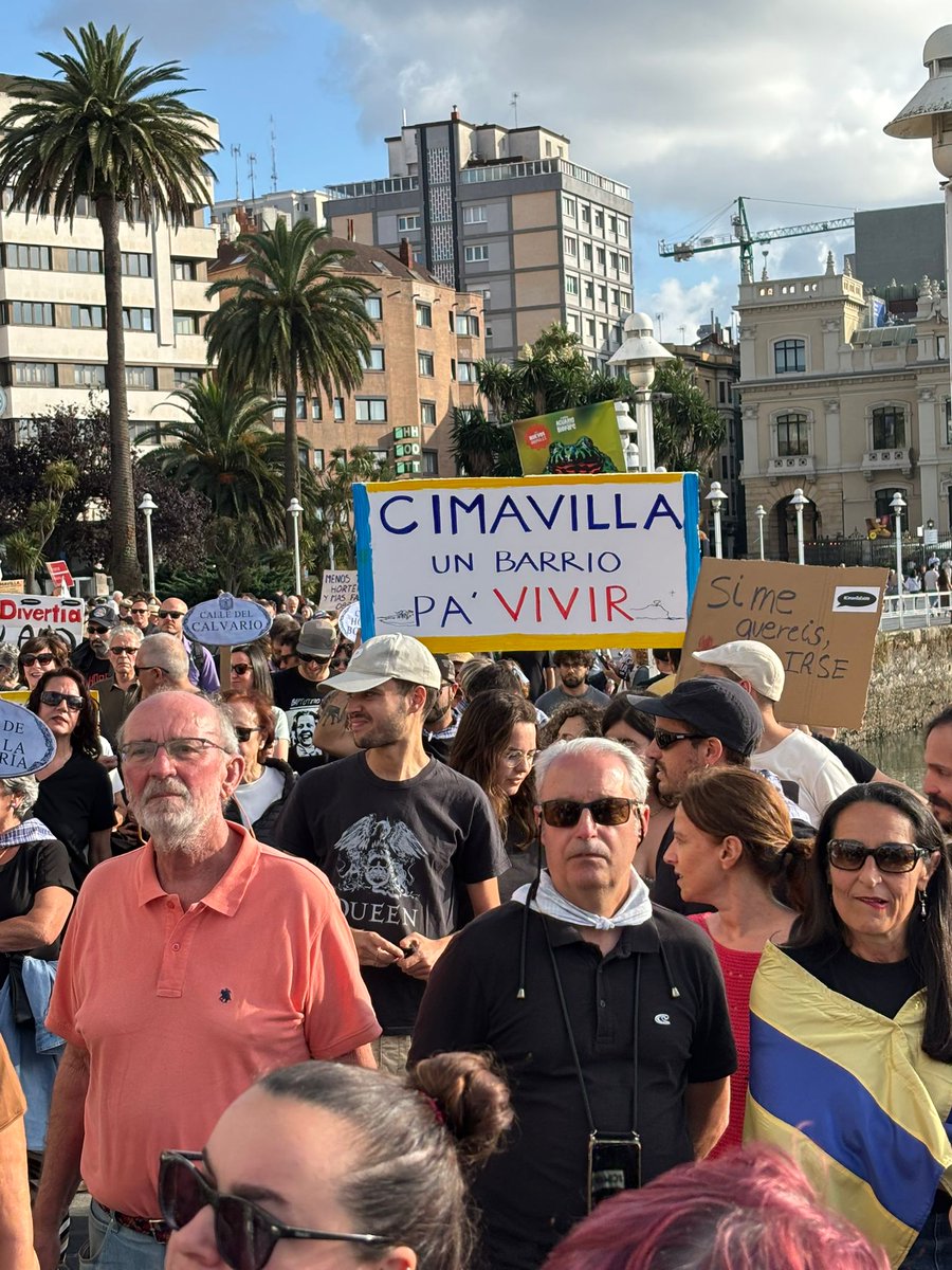 iuxixon's tweet image. 📷 Esta tarde acompañamos a los vecinos y las vecinas de #Cimavilla en su movilización contra la turistificación del barrio.
🔴 Más servicios públicos y menos Paseo Gastro.
✊️ Cimavilla existe y resiste.