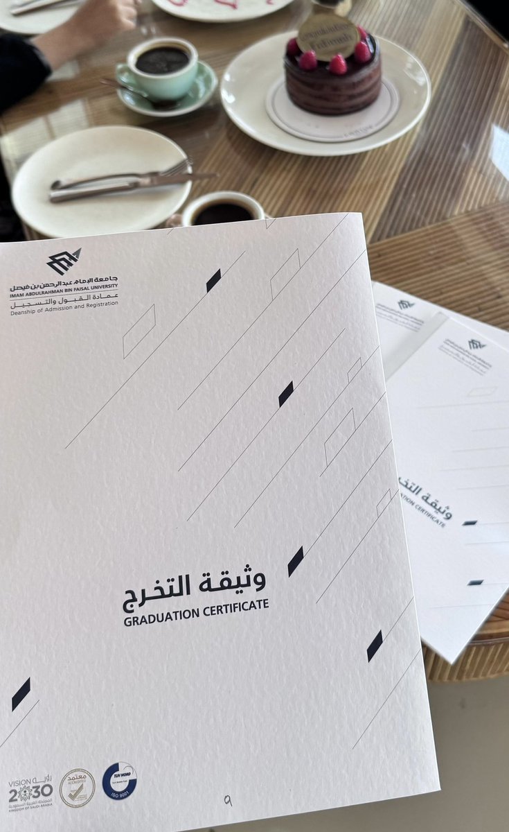 مشاعري اليوم غرييييبة غريبة، عجزت أحدد كيف أحس!
يا رب لك الحمد حمدًا كثيرًا طيبًا مباركًا فيييه❤️